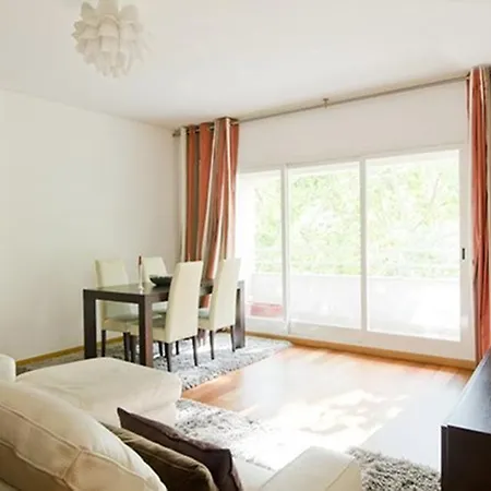 Close To The River Apartament *